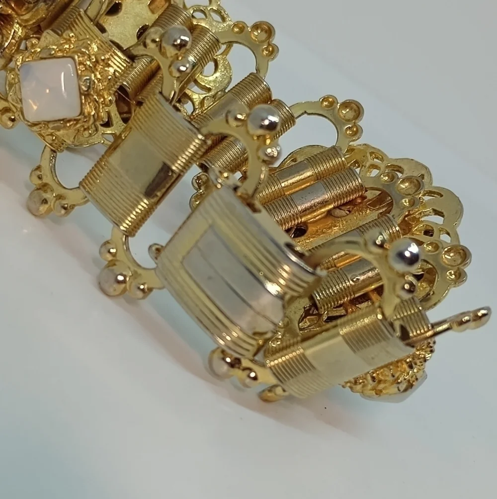 * Vintage Glass Reverse Intaglio Asian Scene Gold Tone Panel Bracelet